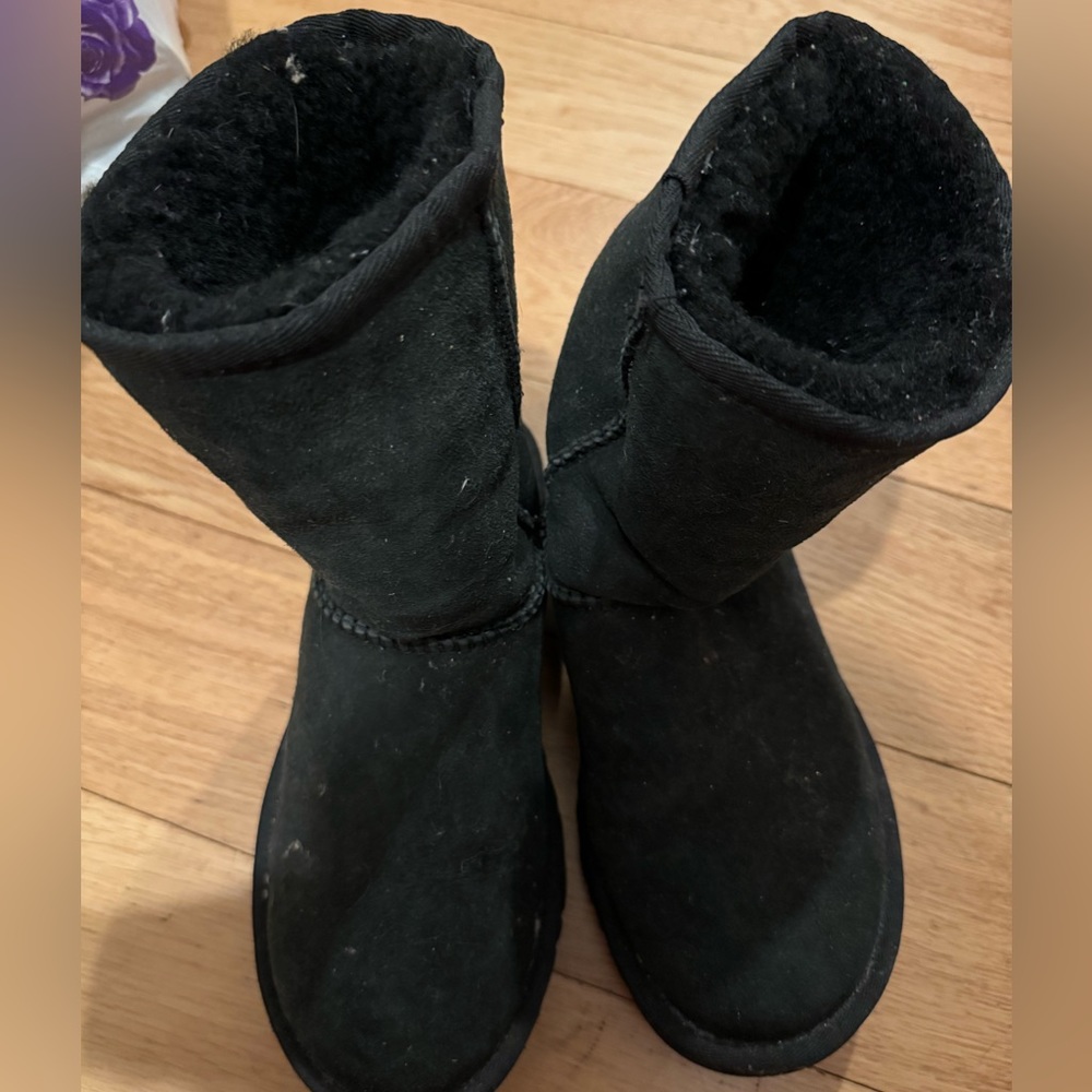 UGG classic boot, size 6, black